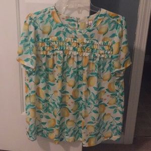 Elle Lemon Print Top Adorable! Size Large
